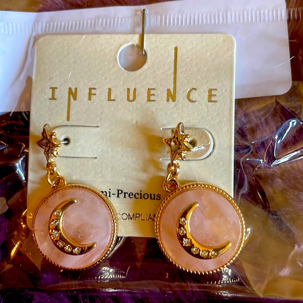 🌟✨⭐️BOUTIQUE QUALITY EARRINGS THAT DANGLE WITH MOONS IN SEMI PRECIOUS STONES🌛